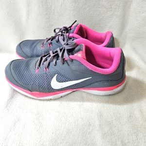 Nike Flex Trainer  8.5 Gray and Pink